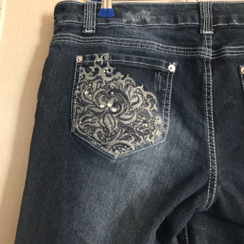 Women’s women’s blue jeans dark wash size 12 x 30 designs on pockets - Picture 3 of 13